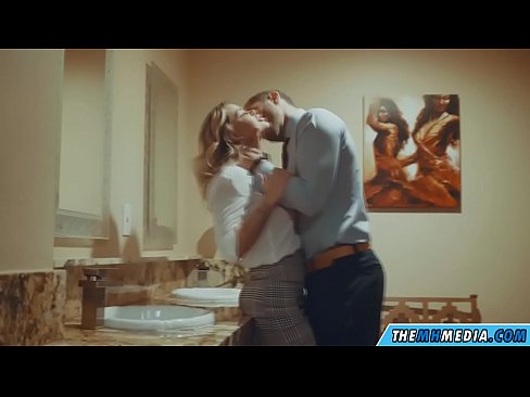 ❤️ Ke hoʻowalewale ʻia ʻoe e kahi blonde busty i kahi lumi hoʻomaha ākea ️❌ Porn video ia makou ❌❤